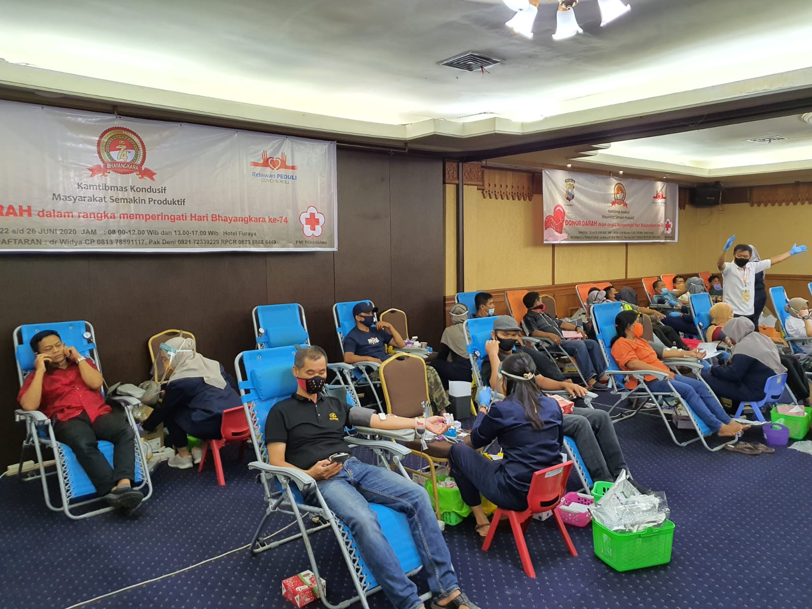 Baksos yang ditaja Polda Riau bersama dengan Tim Relawan Peduli Covid-19, berlangsung di Hotel Furaya Pekanbaru.